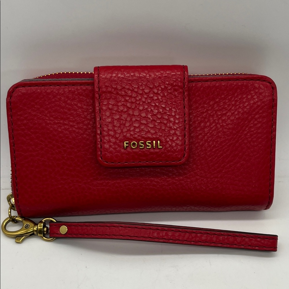 Fossil Red pebbled Leather Wristlet wallet like new - compartments & CC Slots